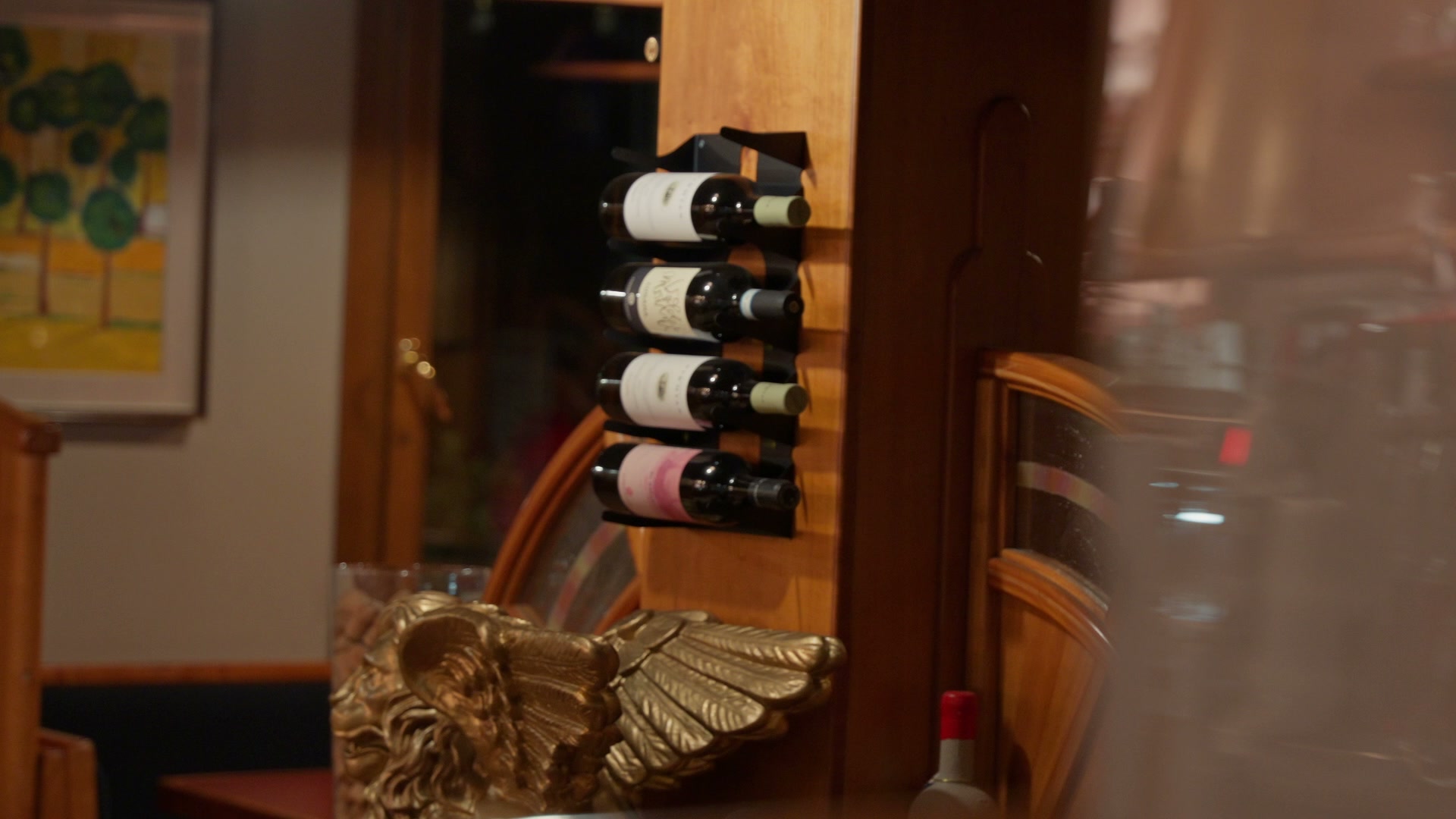 Interno dell'Osteria Bea Vita a San Trovaso: sala accogliente con luci calde e tavoli in legno